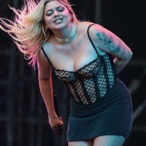 7188023-exclusif-louane-mainsquare-festival-300x300-2.jpg