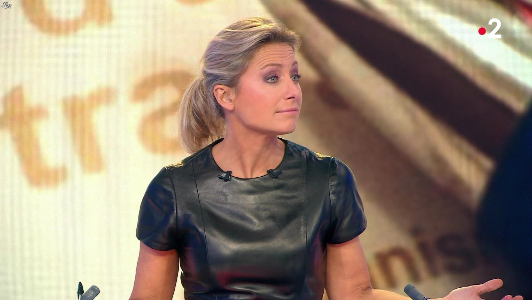 Anne-Sophie-Lapix--Le-20h--17-10-18--07.jpg