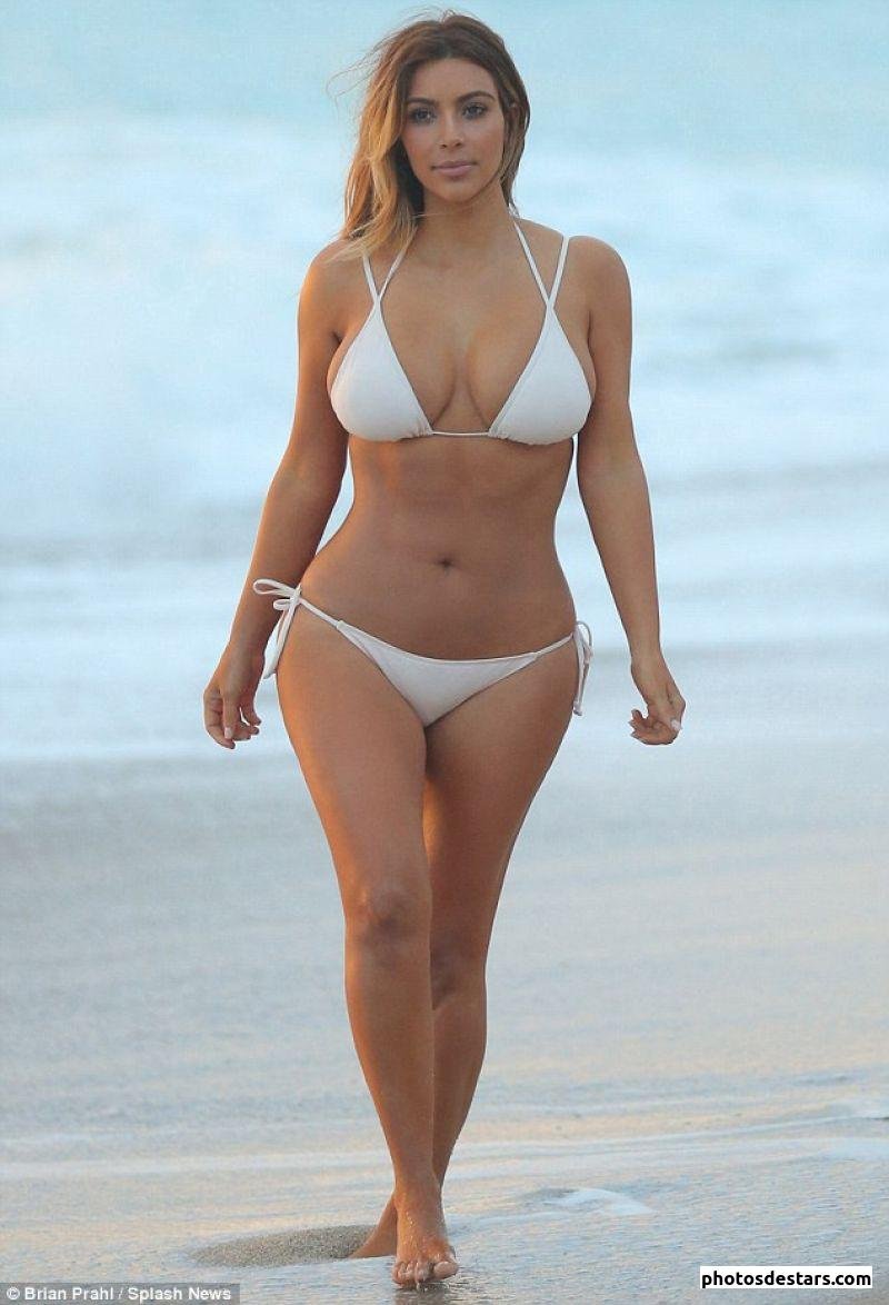 Kim_Kardashian_bikini-plage-blanc_1518387980.jpg
