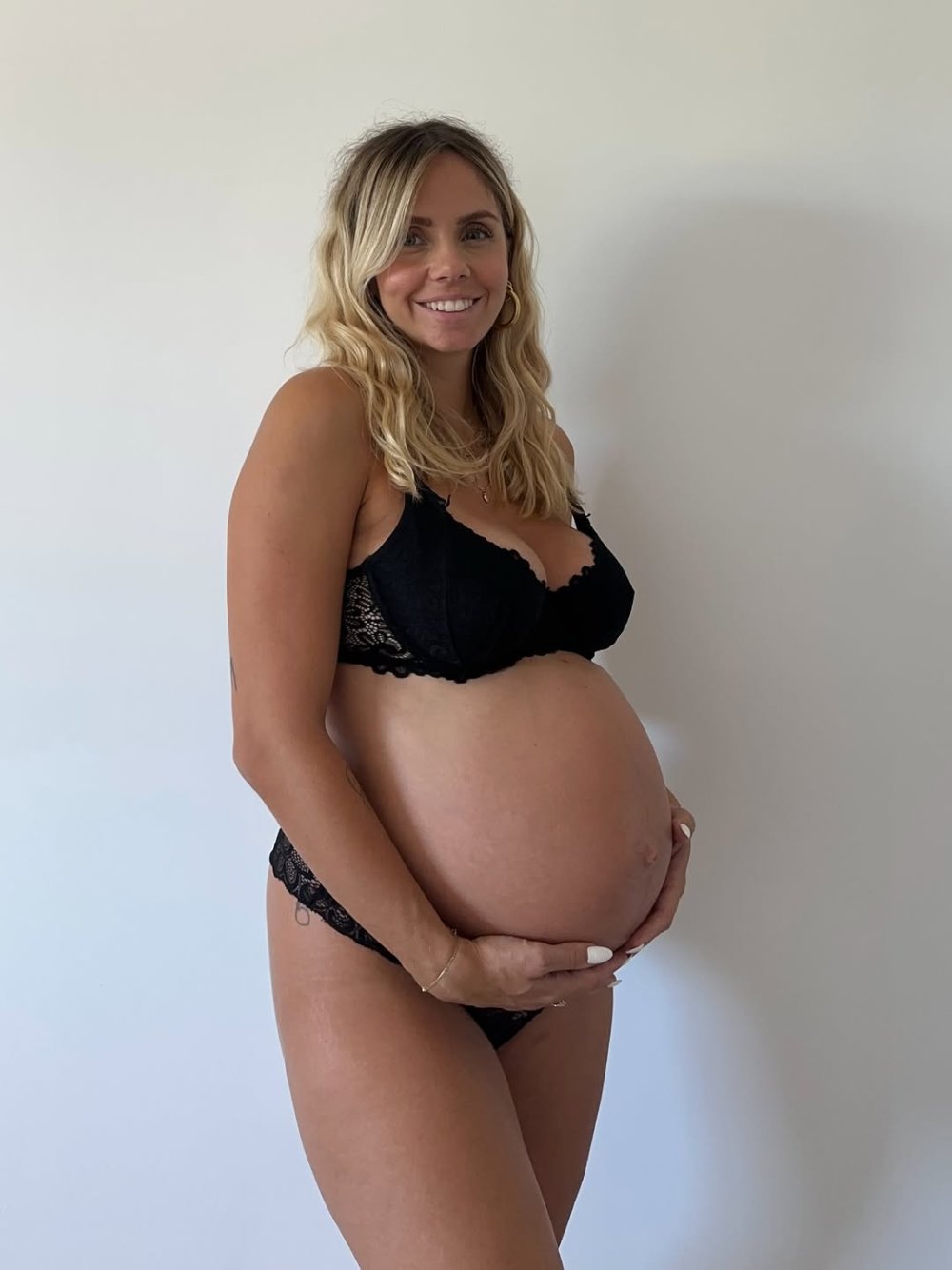 9 mois dedans ❤️ 9 mois dehors Un bébé ça change la vie, ça réduit le sommeil, ça bouleverse u...jpg
