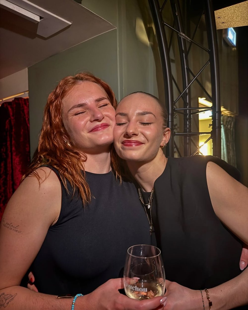 23 ans, beaucoup d’amour, un entourage que j’aime à la folie et comme je l’ai toujours rêvé, d...jpg
