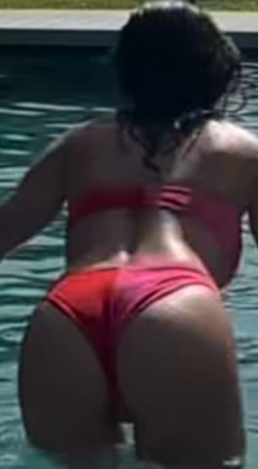 Jade bikini strng pool vila vid insta.jpg