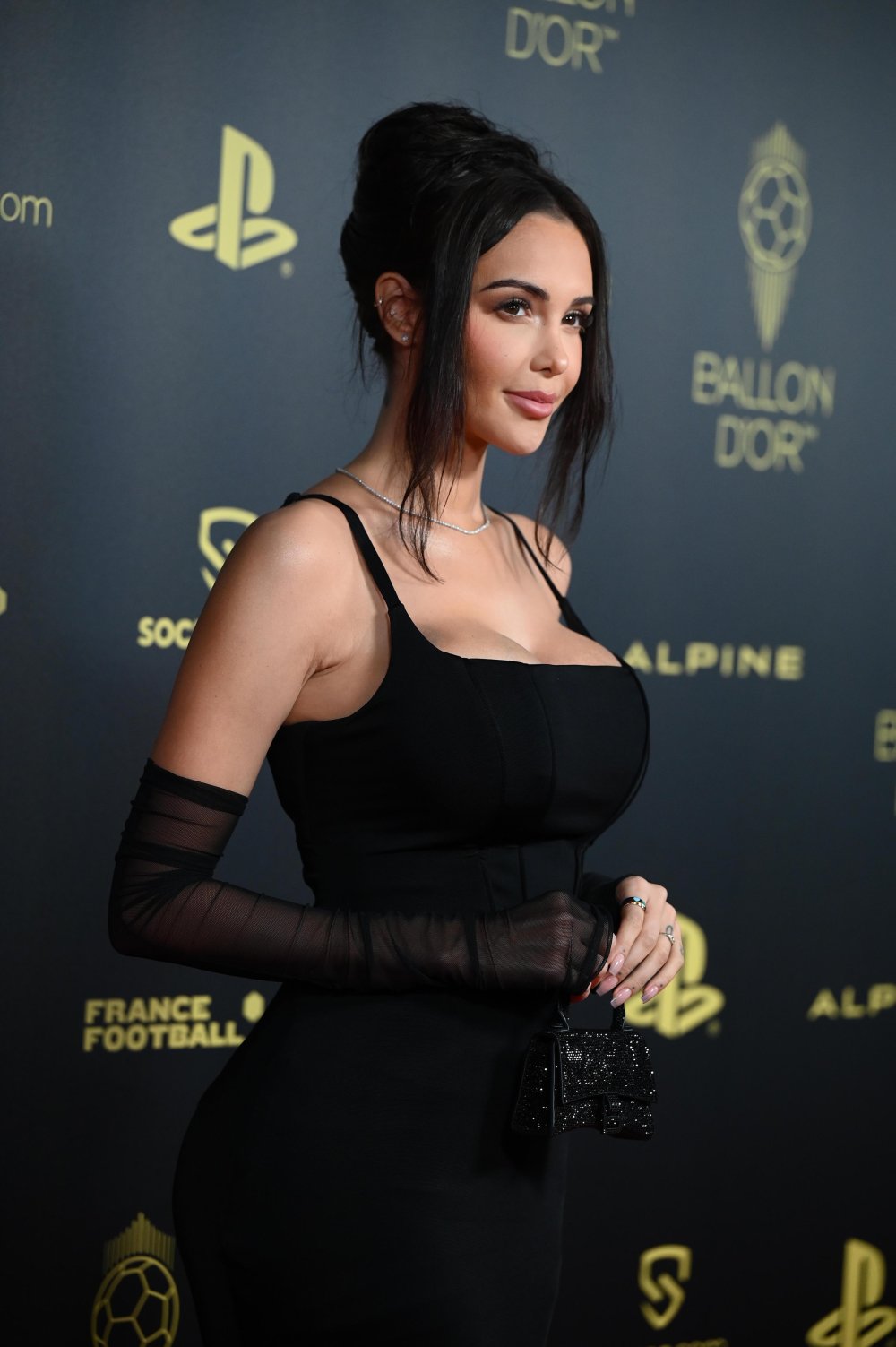 HotCelebCoquinette.com__Nabilla_Benattia_Vergara_-_assiste_au_photocall_Ballon_D_Or_au_Th____t...jpg