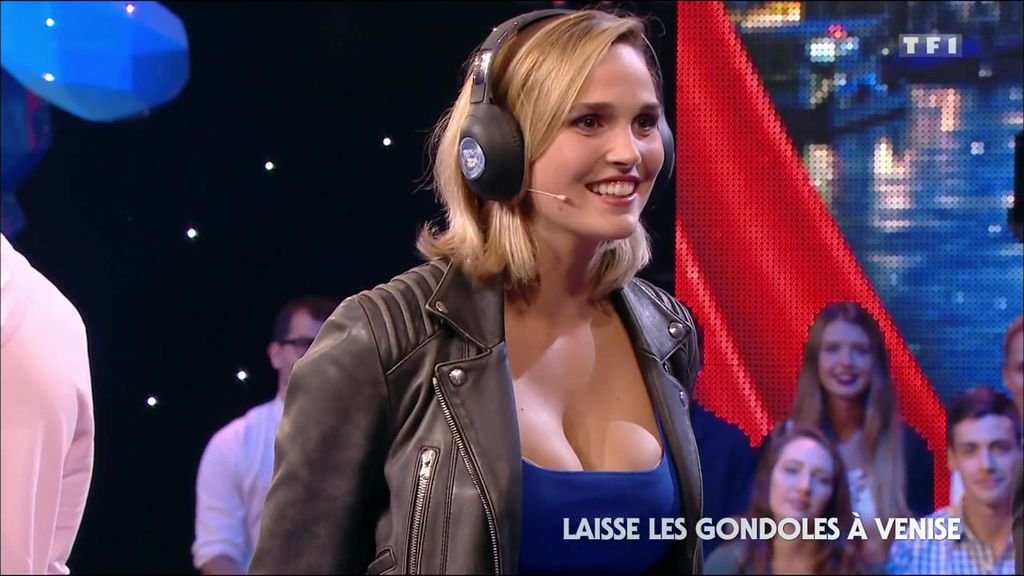 1506442105-camille-lou-a-choisi-un-decollete-tres-genereux-dans-vendredi-tout-est-permis-sur-t...jpg