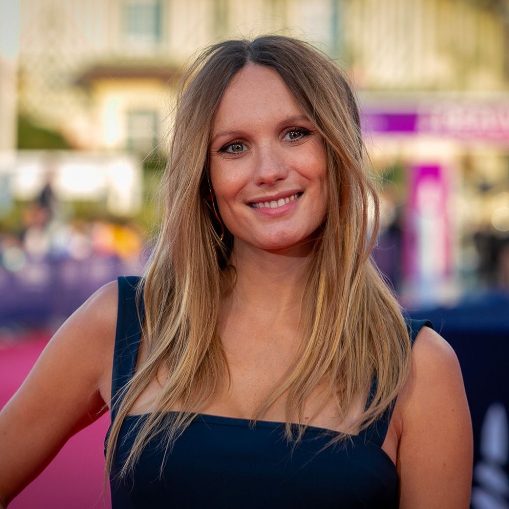 Ana-Girardot-teint-nude-et-regard-glamour-au-Festival-de-Deauville.jpg