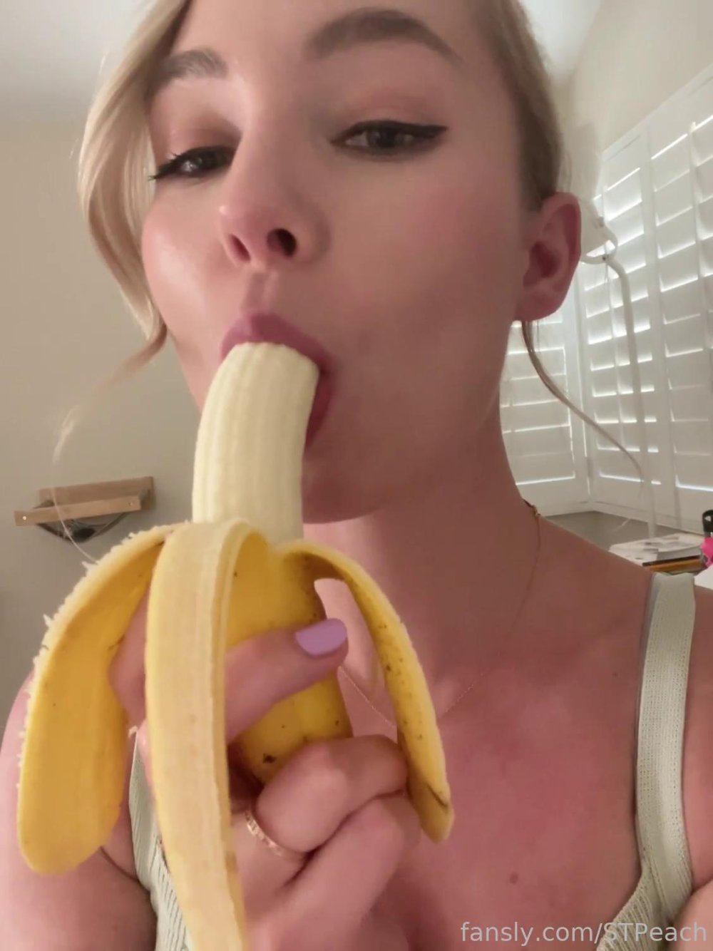stpeach_banana_deepthroat_fansly_video_leaked-ULSNYJ.jpg