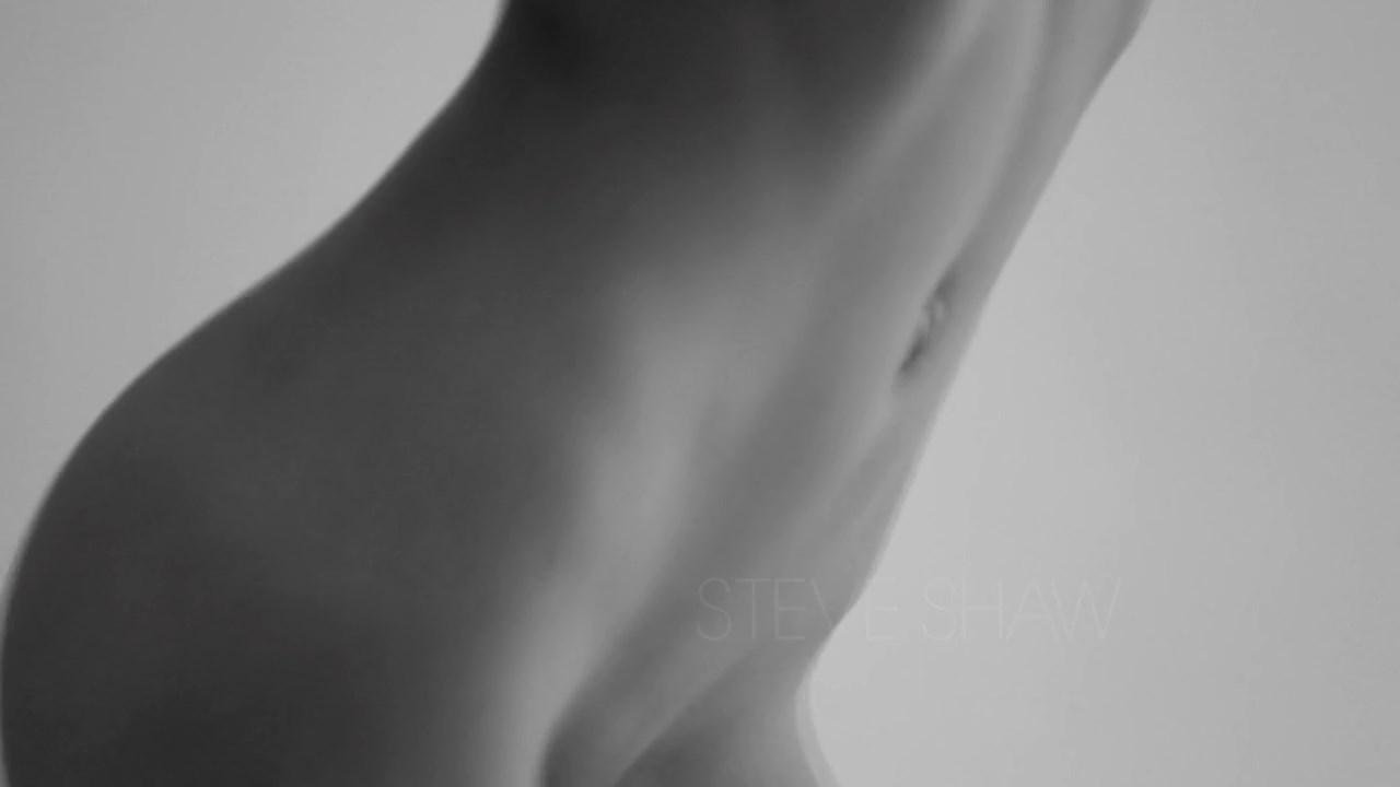 emily_ratajkowski_treats_nude_bts_video_leaked-SOFYZW.jpg