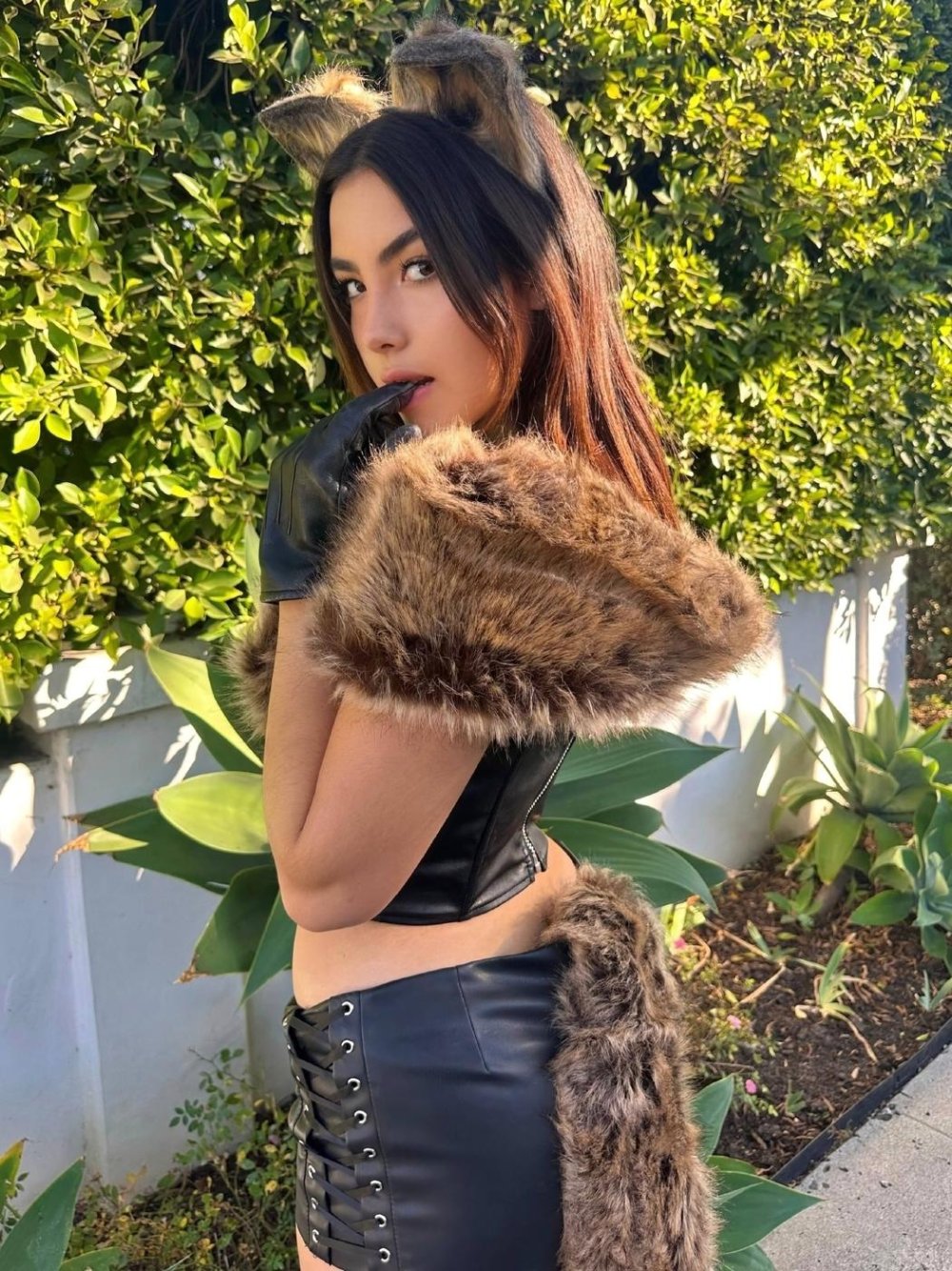 andrea_botez_sexy_cat_leather_outfit_set_leaked-KIRCHU.jpg