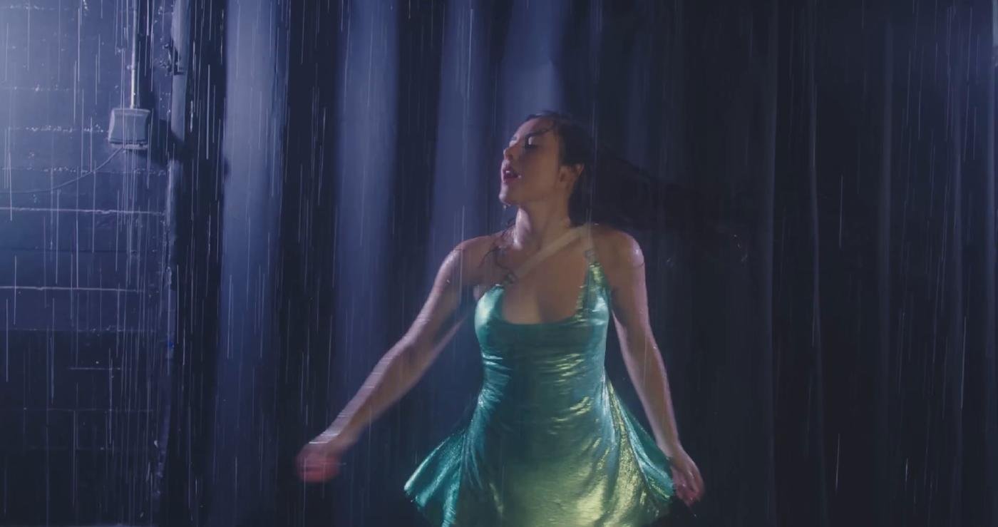 andrea_botez_sexy_wet_dress_dancing_video_leaked-IVPPRO.jpg