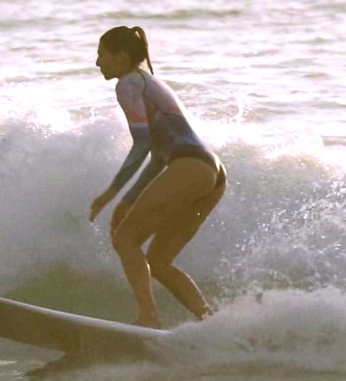Laury_Thilleman_surf_sexy_petit_cul.jpg