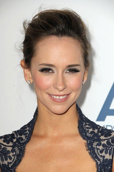 beauty-blogs-girls-in-the-beauty-department-2009-06-22-0622-jennifer-love-hewitt-dark-hair_bd.jpg