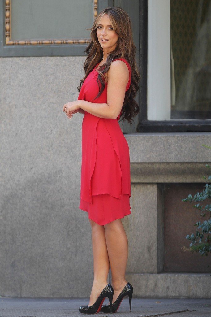 Jennifer-Love-Hewitt-wears-red-dress-black-y_tXN5kM4bqx.jpg