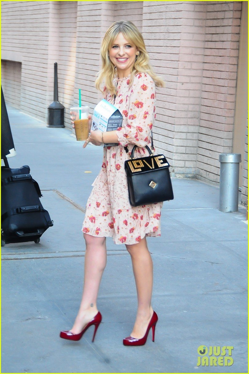 sarah-michelle-gellar-checks-out-broadways-cats-with-daughter-charlotte-03.jpg