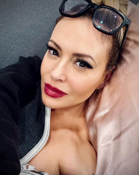 6287362-alyssa-milano-avril-2021-580x0-1.png