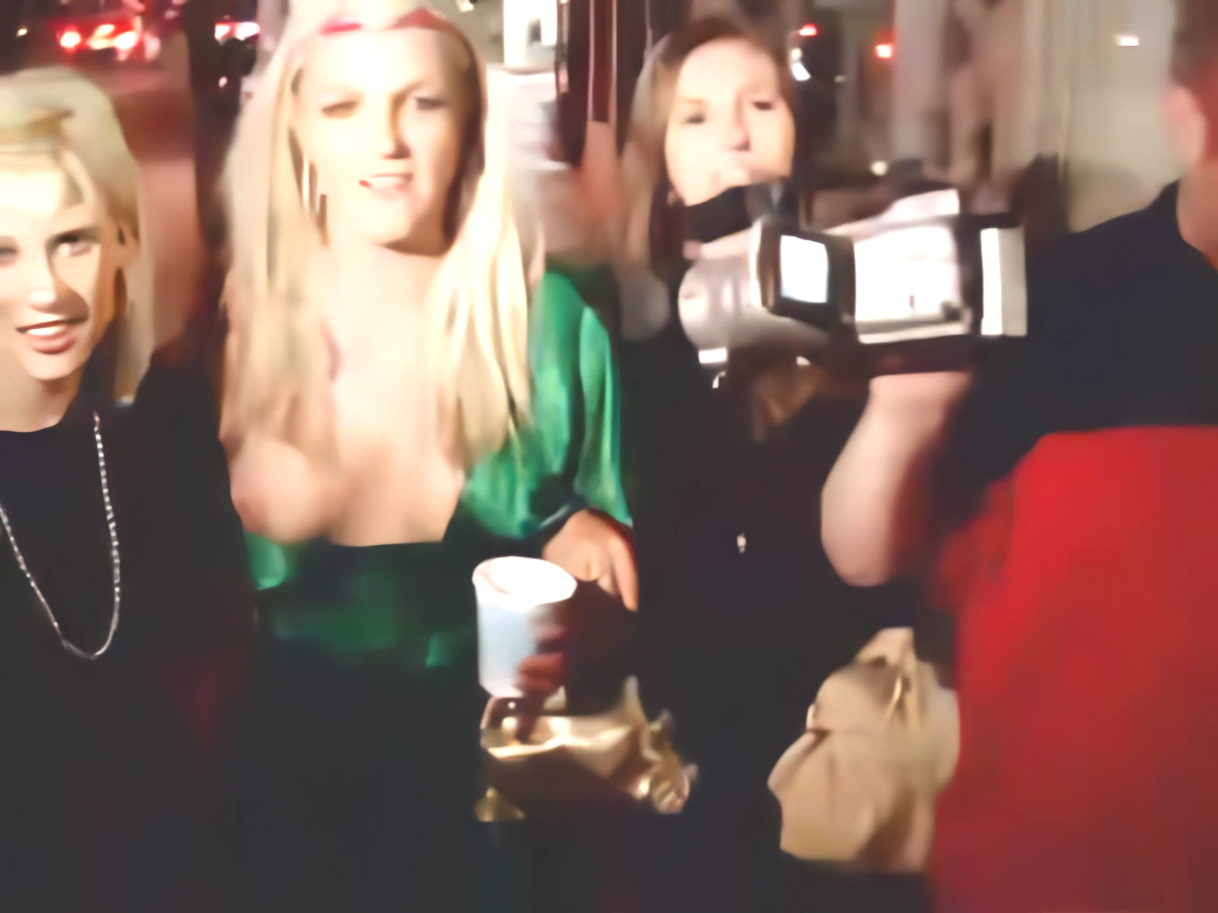 Britney_Spears_Wild_Night_Of_Partying_In_Hollywood_2007_4.00x_2560x1920_alq-12.mp4_000024824.png