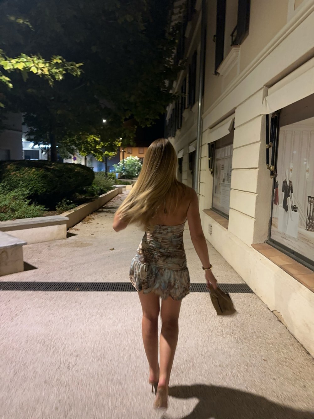 @julia.hhlrr - R⤓Download.jpeg