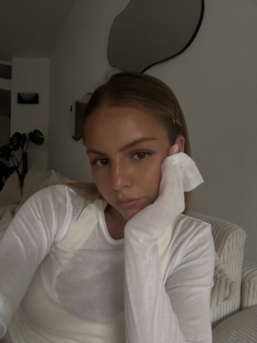 @julia.hhlrr - R⤓Download.jpeg