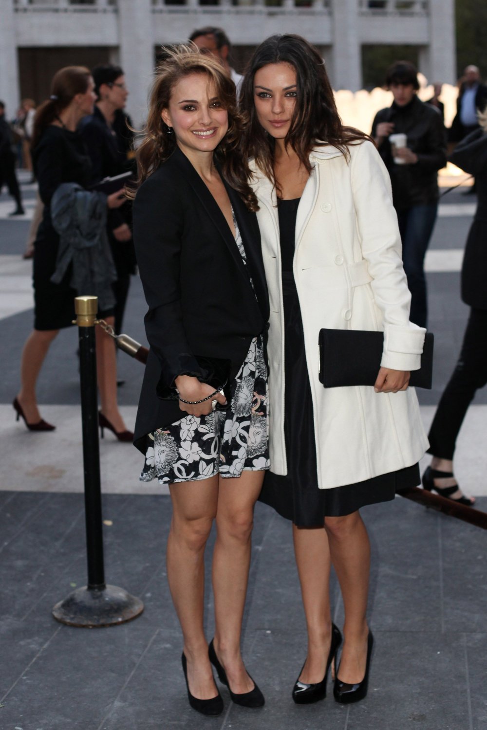 19101_Celebutopia-Natalie_Portman_and_Mila_Kunis-American_Ballet_Theatre_2009_Fall_Gala-03_122...jpg